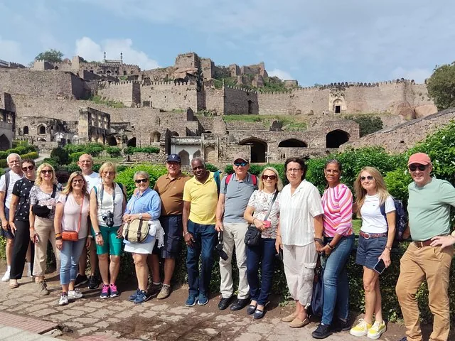 Eine große Reisegruppe posiert vor den Ruinen von Fort Golkonda