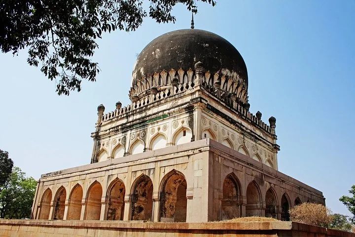 Grande structure à dôme aux tombeaux des Qutb Shahi avec des détails complexes