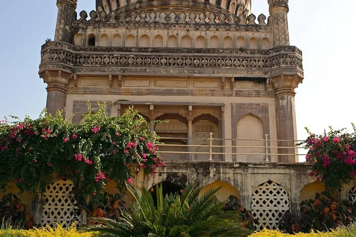 Gros plan de la façade décorée et du balcon d'un bâtiment funéraire