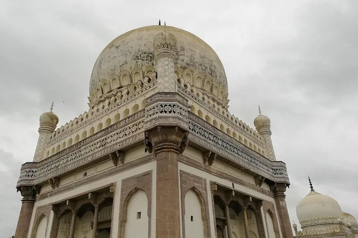 Detailansicht der Ecke eines Grabmals bei den Qutb-Shahi-Gräbern