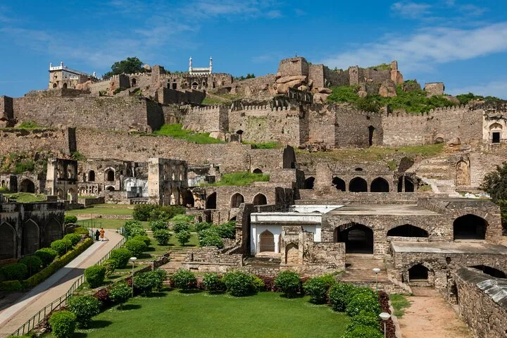 Ampia vista delle rovine su più livelli e dei giardini del Forte di Golconda