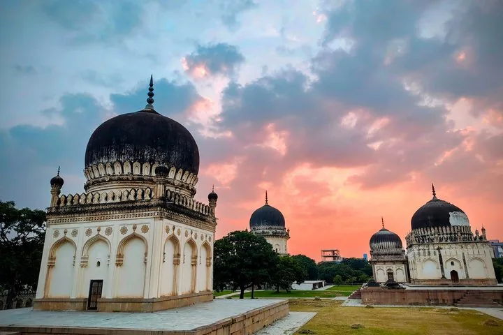 Qutb-Shahi-Gräber bei Sonnenuntergang mit bunten Wolken am Himmel