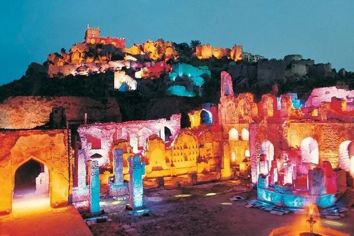 Il Forte di Golconda illuminato con luci colorate di notte